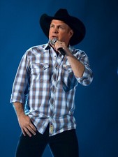 Garth Brooks UNSIGNED 8x10 photo