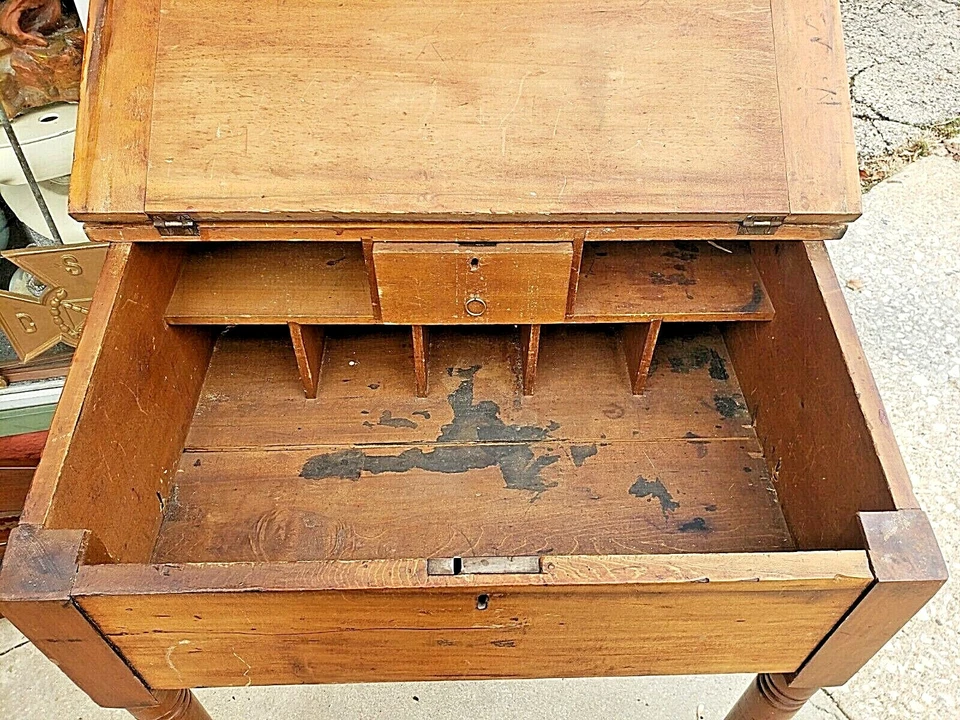 Antiguo primitivo cartógrafo ferroviario tienda listones superior escritorio de pino con compartimento Foto 4 de 4