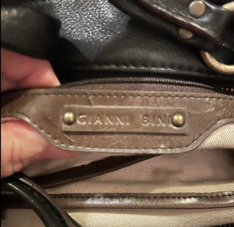 Bolsa/bolsa de ombro Gianni Bini couro preto ferragem dourada vintage - Imagem 3 de 4