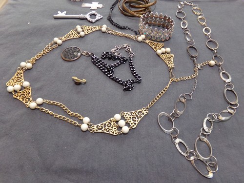 Mixed Jewelry Lot of 28 Vintage and Modern Items - Rings, Bracelets, Necklaces + - Picture 4 of 13