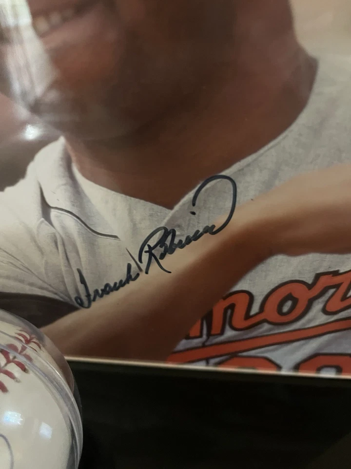 Frank Robinson signed ball & 8" x 10" photo -Horizontal PHOTO/BALL DISPLAY CASE - Image 3 of 4