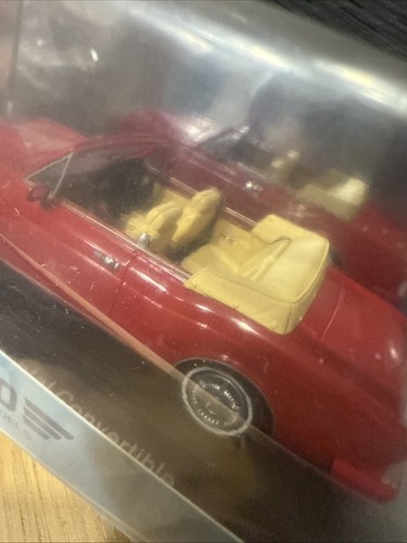 NEO 1/43 Scale Bentley Continental Convertible 1985 Red - Picture 4 of 13