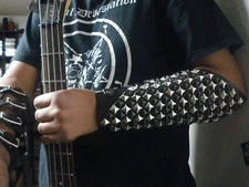 LEATHER STUDDED OLD SCHOOL GAUNTLET.HEAVY METAL...(MDLG0201)....  BLIND GUARDIAN