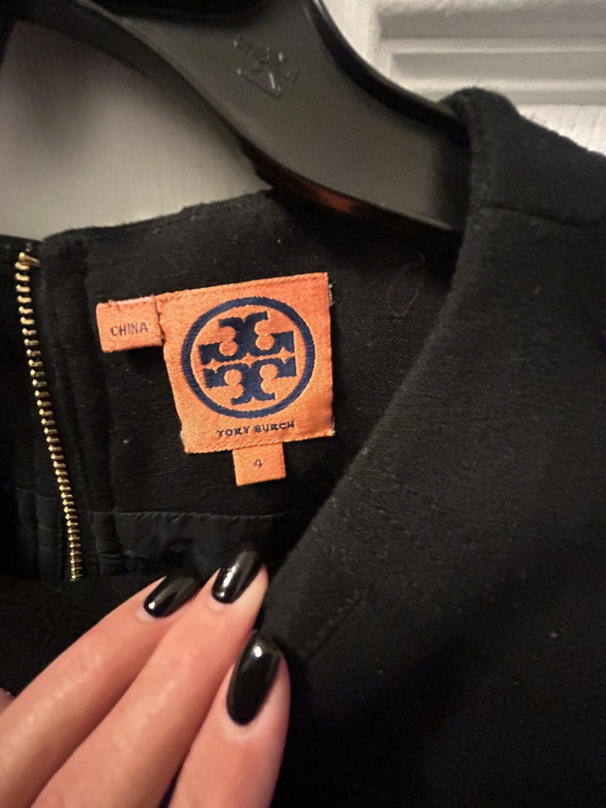 Abito da donna senza maniche oro Tory Burch taglia 4 bottoni con logo
