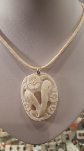 ciondolo cammeo con lettera V e fiori incisi lungh.cm.6 largh.cm.4 gancio in... - Foto 4 di 4