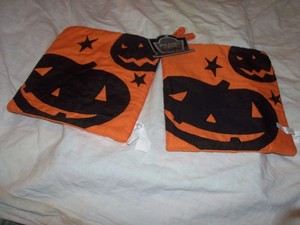 CREATIVE DESIGN SET OF 2 BLACK & ORANGE PUMPKIN POTHOLDERS MITTS NWT 7.75"