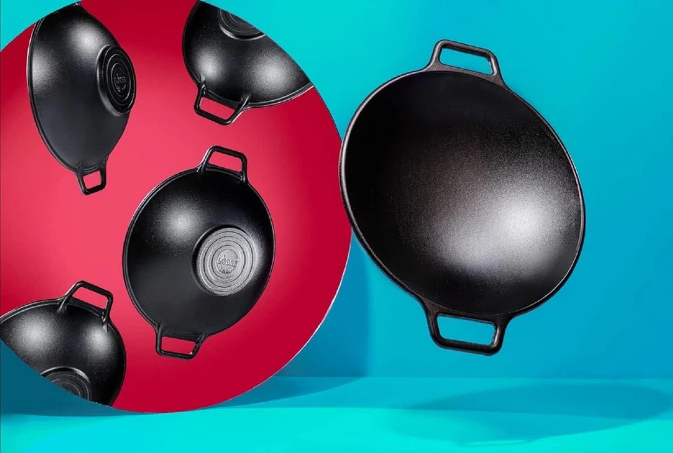 Wok de hierro fundido sazonado Lodge BOLD 14 pulgadas; utensilios de cocina de diseño delantero Foto 2 de 4