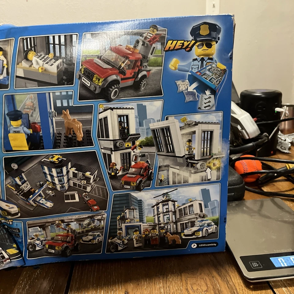 LEGO CITY: Estación de Policía (60141) Caja Abierta Muy Dañada Foto 3 de 4