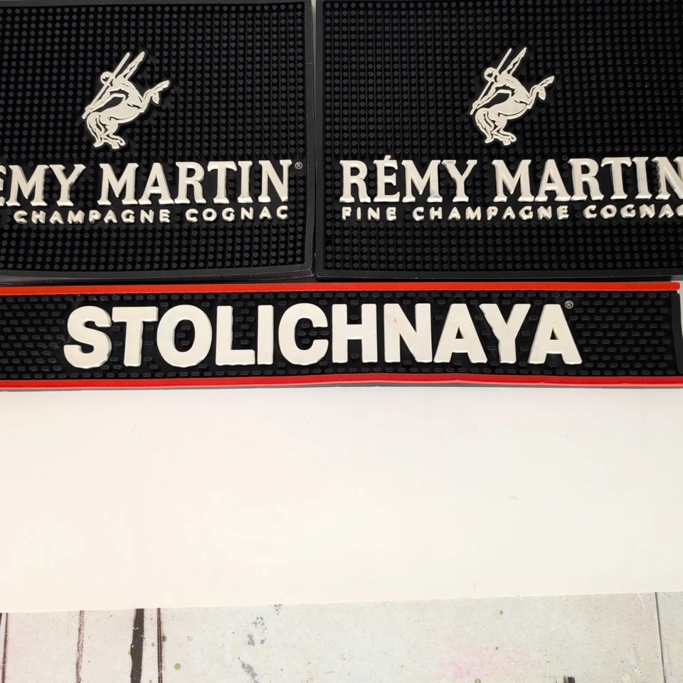 Lote de 3 tapetes de barra - 2 Remy Martin 13" x 10,5" + 1 Stolichnaya 23" x 3,5" - Imagem 4 de 4