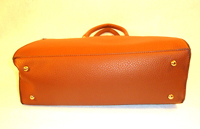Un sac à main en cuir marron avec une longue sangle photo – Image de