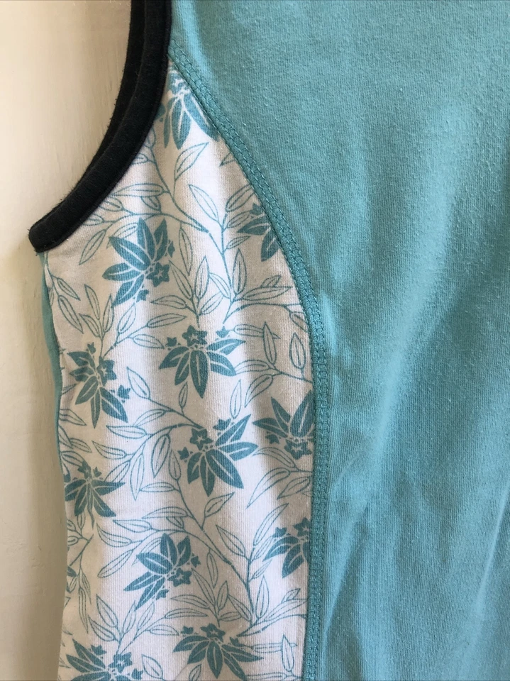 Camiseta sin mangas ZeroXposur para mujer con cuello en V, estilo alto, mediana, aqua y blanca con flores Foto 4 de 4