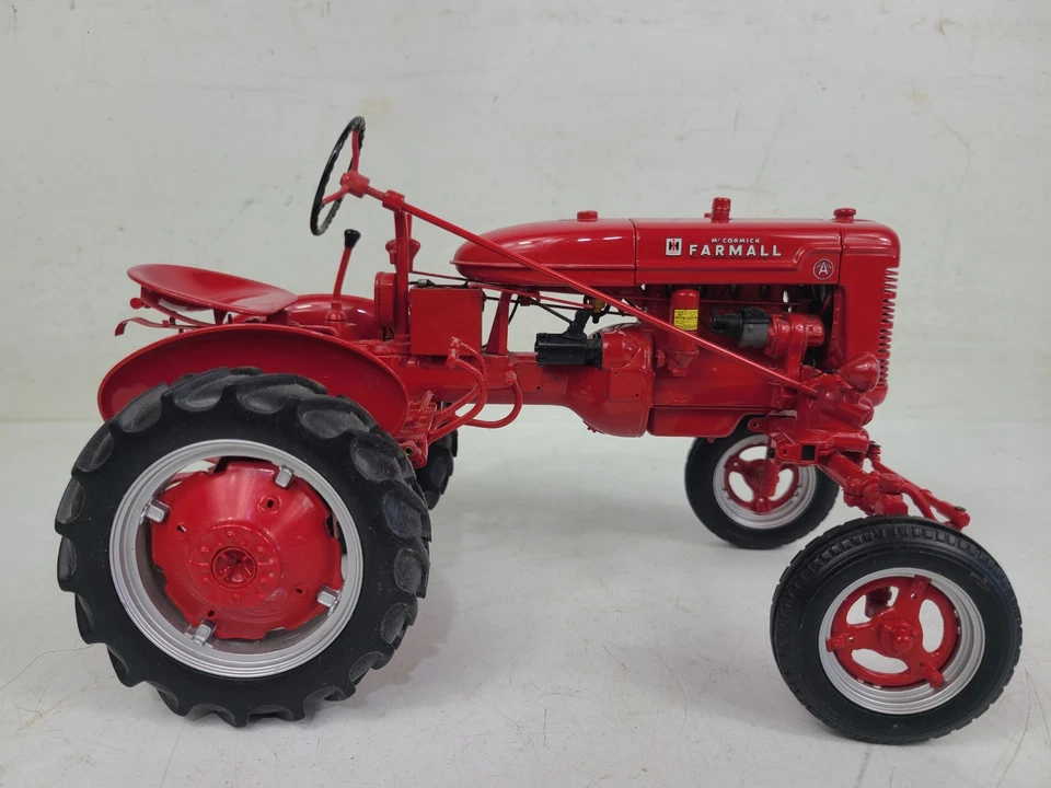 Franklin Mint Precision FARMALL Model A Farm Tractor 1:12 Scale with Box - Image 2 of 4