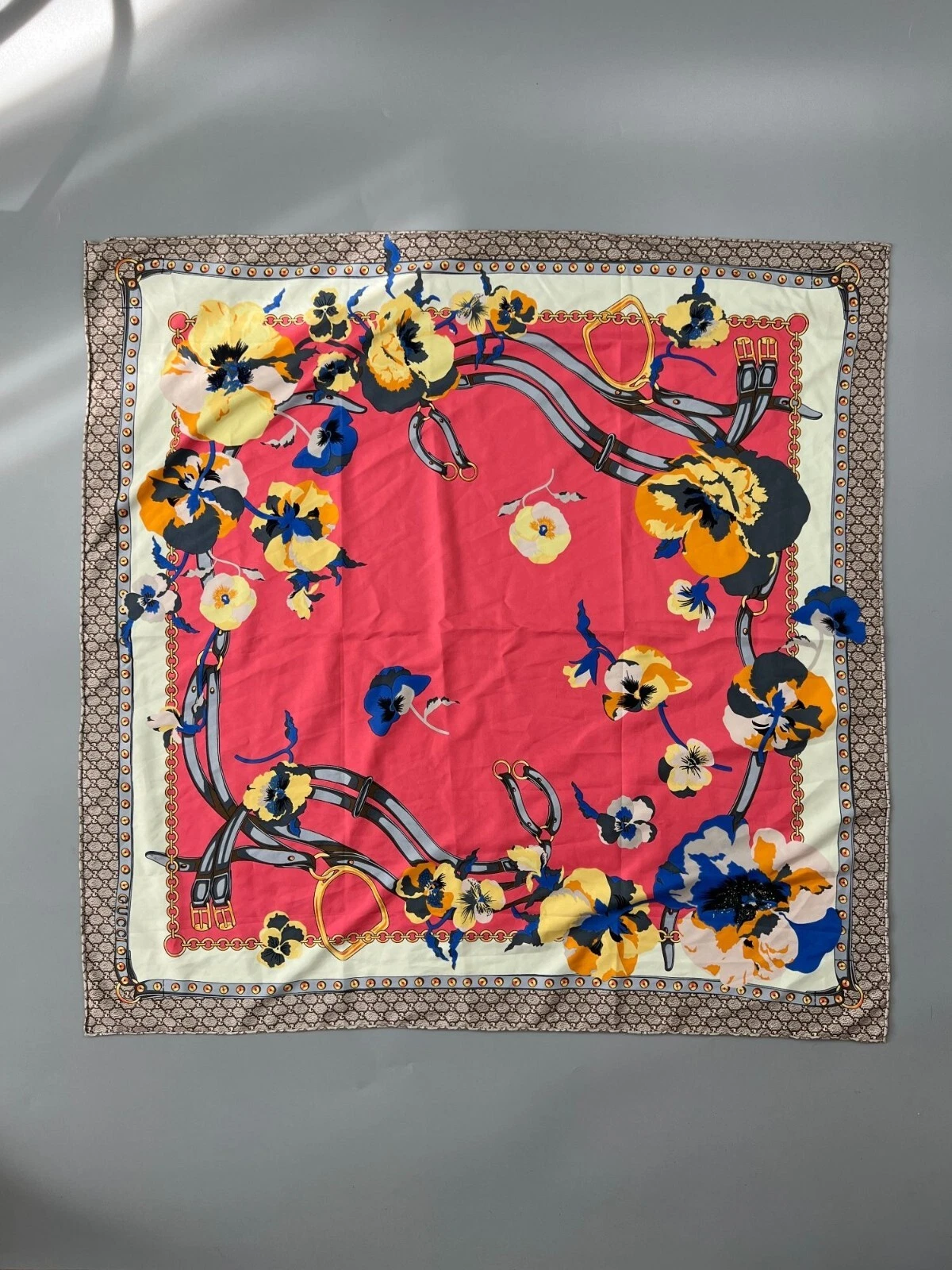 Foulard femme Gucci motif floral en soie (Y0397)
