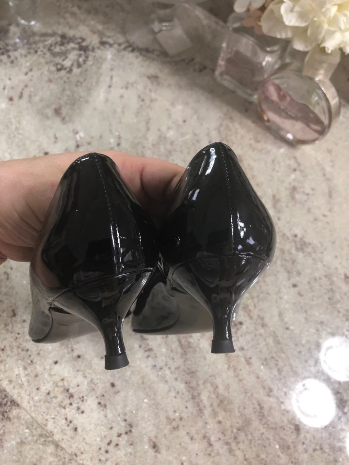 STUART WEITZMAN POCO $365 Negro Patente ELEGANTE GATITO TACONES ZAPATOS DE SALÓN 5,5 M Foto 4 de 4