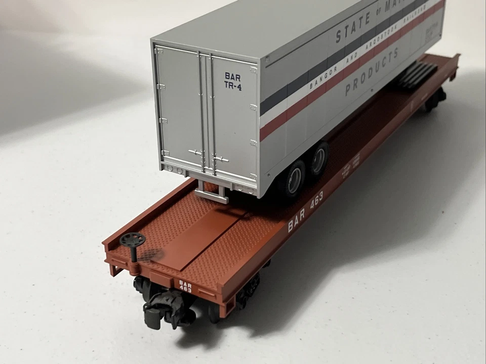 MTH 20-98137 - Flat Car w/40’ Trailer - State of Maine BAR #463 - O Scale - Image 3 of 4