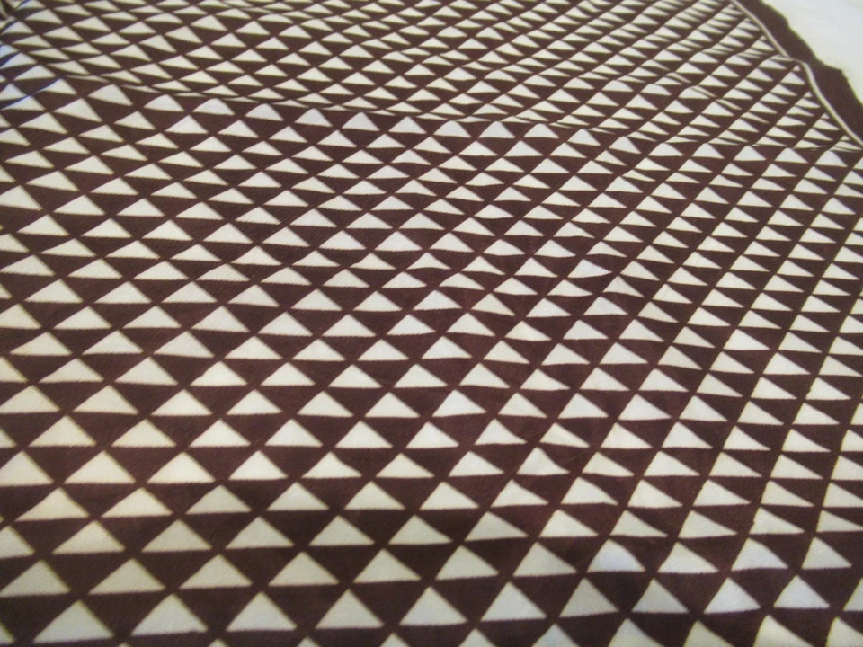 Vera Bufanda Cuadrada Marrón y Blanco, Patrón Triángulo Foto 4 de 4