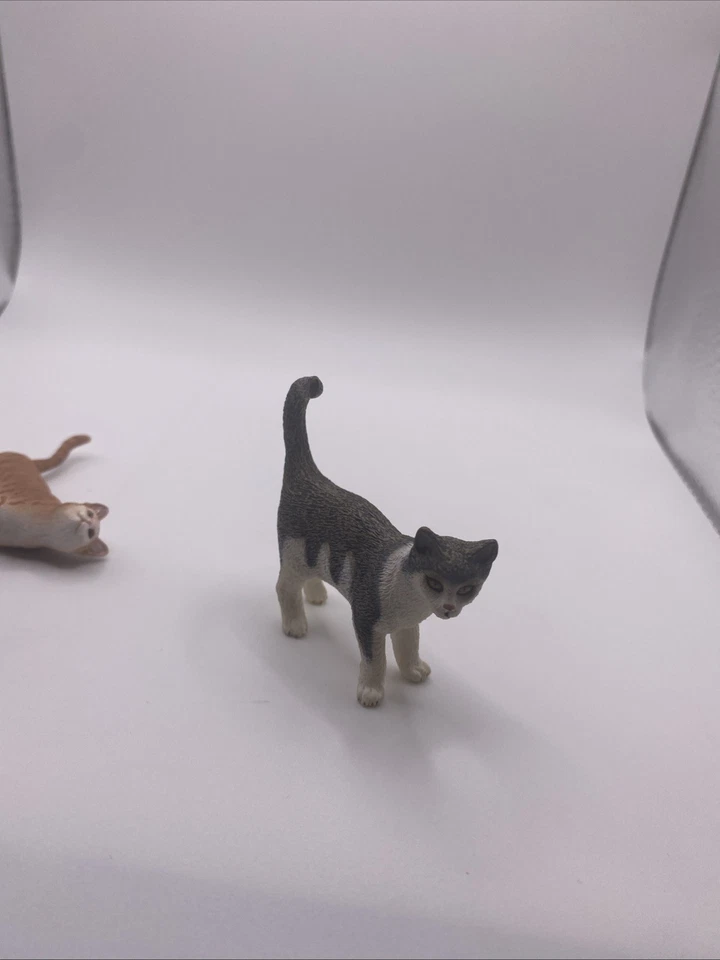 Gato negro de pie granja World Cat de Schleich 13770, D-73527 y gato jengibre Foto 2 de 4