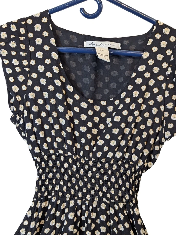 Vestido para mujer American Rag mediano negro estampado de margaritas cintura ajustada volantes dobladillo Foto 2 de 4