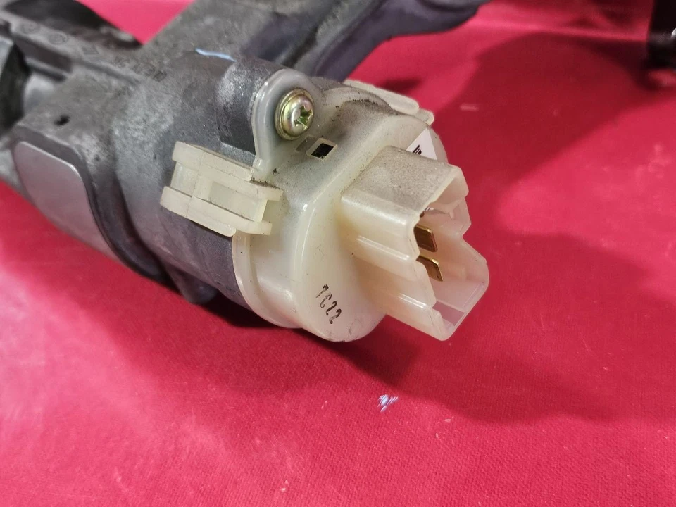 06-11 Hyundai Accent MANUAL TRANS Ignition Lock Cylinder Switch Housing w/ Key - Image 4 of 4