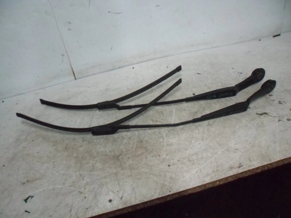 FORD FOCUS MK3 2017 2 X PASSENGER DRIVER FRONT WINDSCREEN WIPER ARM BLADE SET