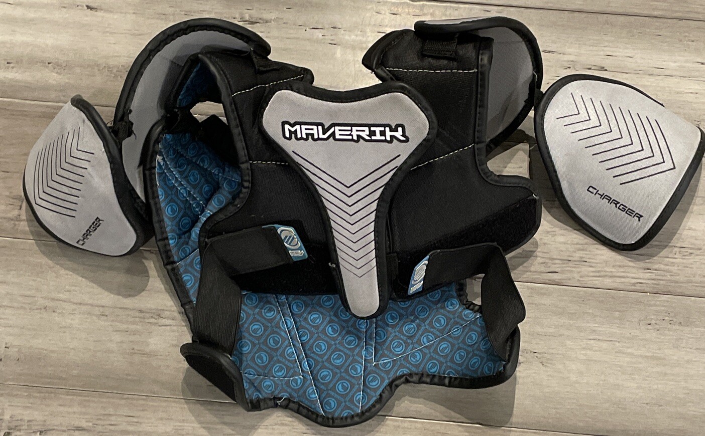 Maverik Charger Lacrosse Shoulder Pads Chest Guard Black Medium Med M