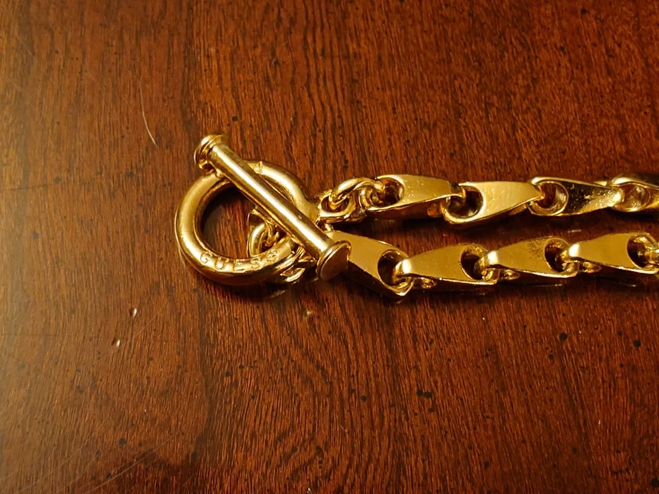 Pulsera Guess, Tono Dorado, Bisutería, Usada Foto 2 de 3