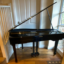 Suzuki HG-425e Digital Baby Grand Piano 88-Key 3-Pedal MIDI Black