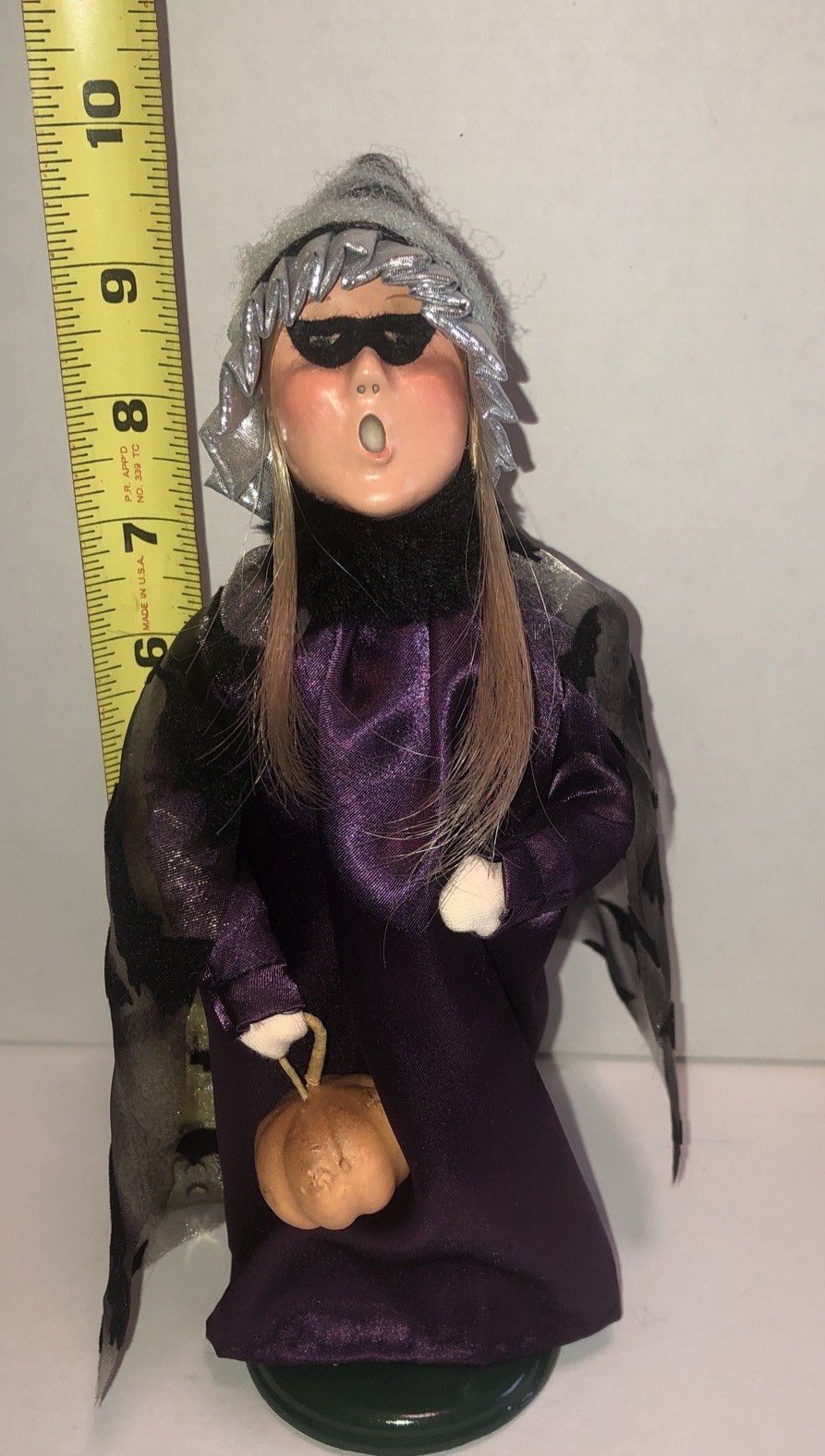 BYERS CHOICE 2016 HALLOWEEN WITCHY GIRL HOLDING PUMPKIN & WEARING GREY CAPE BATS