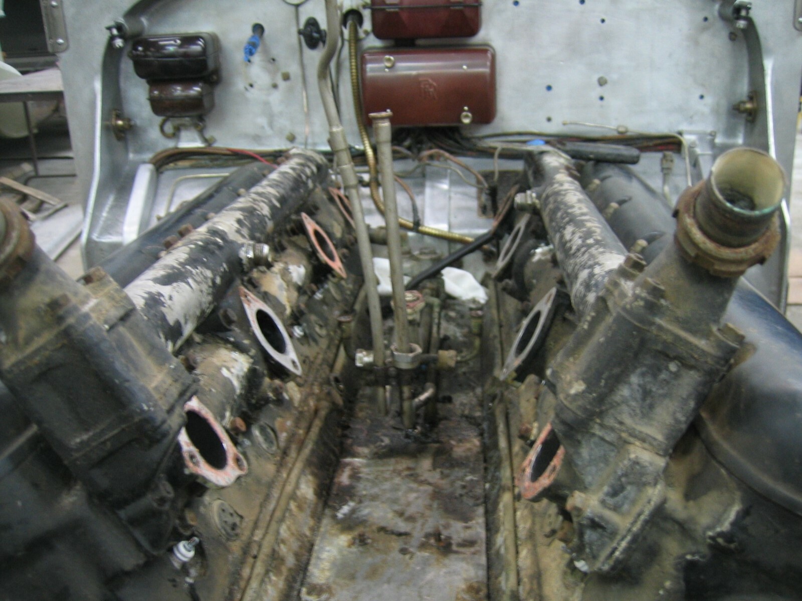 Rolls-Royce Phantom III air intake manifold system (1936-1938) V-12 engine