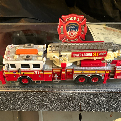 Code 3 1/64 FDNY Aerialscope Tower Ladder 31 2000 Signed Limited Edition COA