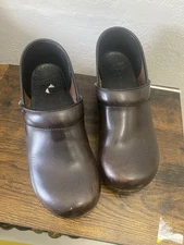 Dansko Pro XP Cabrio Leather Clogs Size 40. Used