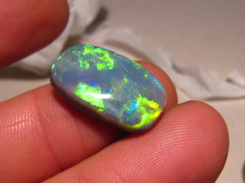 12.7 ct. Natural Australian Black Opal , Brightness 5 - Picture 4 of 10