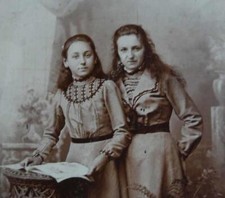 BEAUTIFUL LONG HAIRED SISTERS GREAT STYLE ANTIQUE CABINET PHOTO - CP009