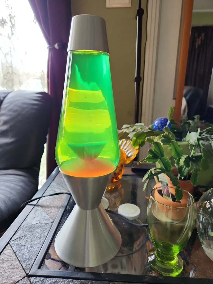 VINTAGE 17 Green Lava Lamp E65440 Motion and Glitter 5233 Medium Base Works