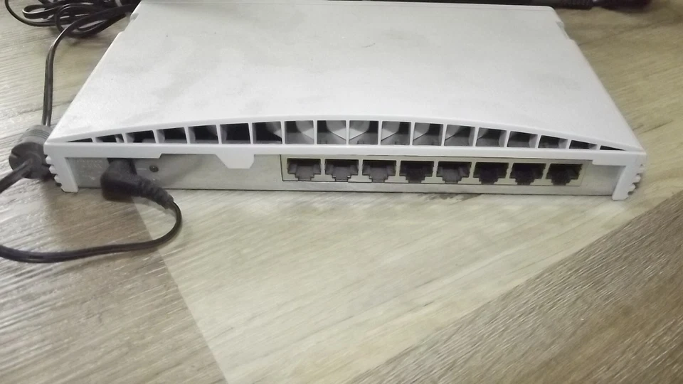 3Com 1679-110-000-5.00 OfficeConnect 8-Port Dual Speed Switch  USED T37 - Image 2 of 2