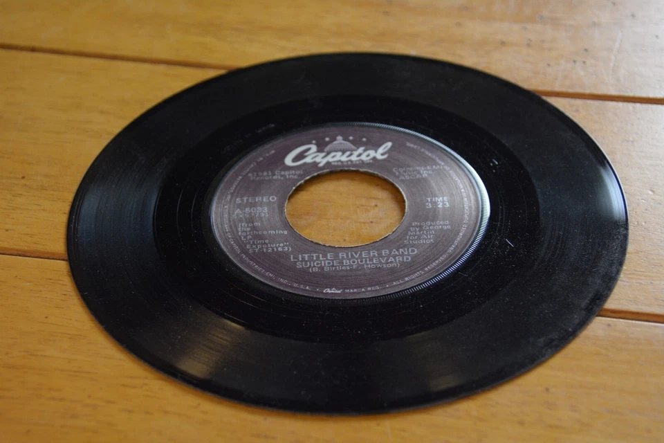 THE LITTLE RIVER BAND "THE NIGHT OWLS" 45 RPM 7" RECORD CAPITOL [mr3-d41-48] - Image 2 of 4