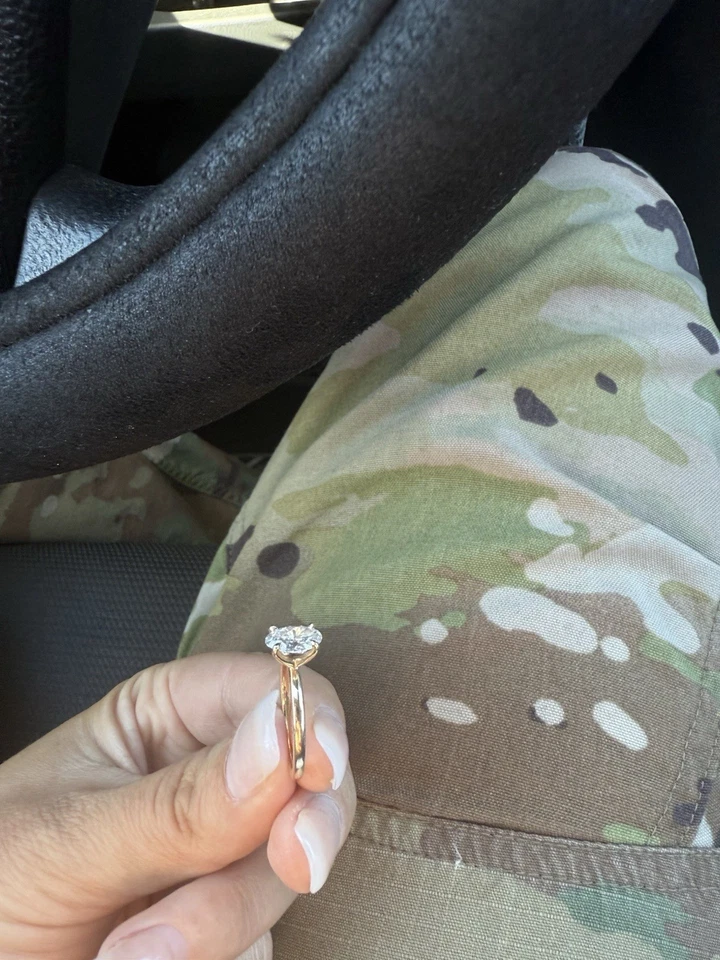 Anillo solitario de diamantes cultivados en laboratorio de 1,5 quilates con forma ovalada tamaño 7 oro amarillo de 14 quilates 3,41 gm Foto 2 de 4