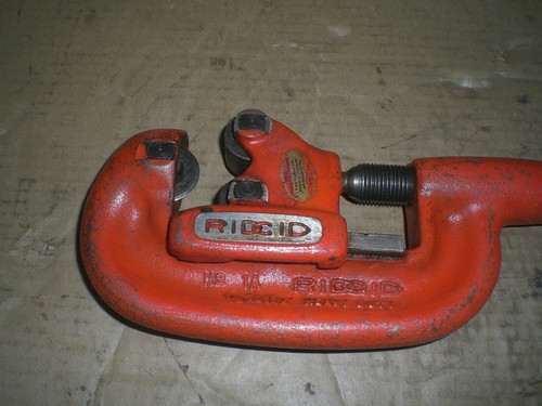 RIGID 1A Heavy Duty No. 1-2 Pipe Cutter 1/8 in To 1 1/4” - Picture 3 of 10