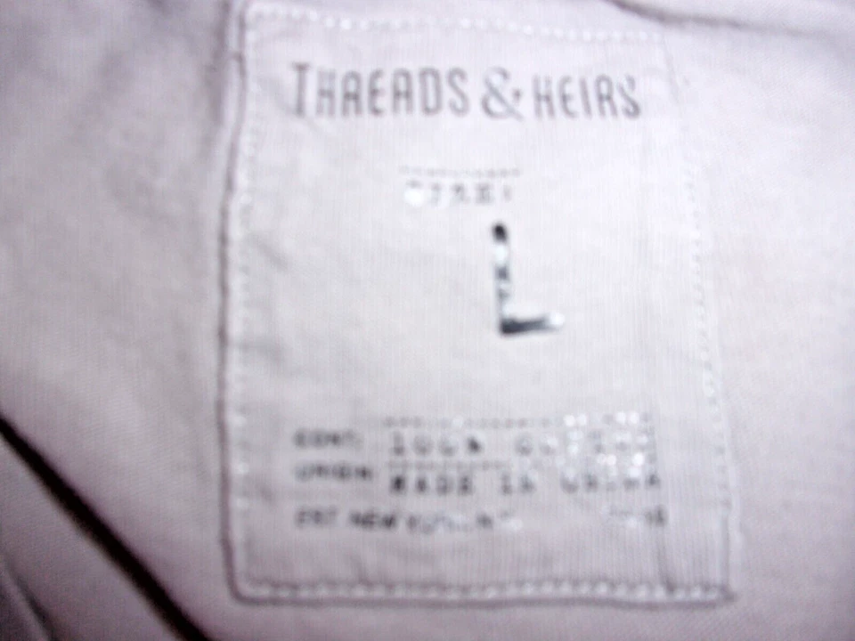 Camiseta THREADS & HEIRS Gris Manga Corta Cuello en V Talla Grande Foto 4 de 4
