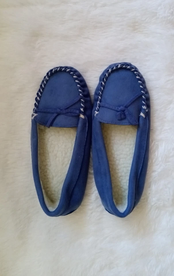 Classic Comfortable Lined Sherpa Moccasin Slippers (Size 7) Blue Color Only -NEW - Image 2 of 4