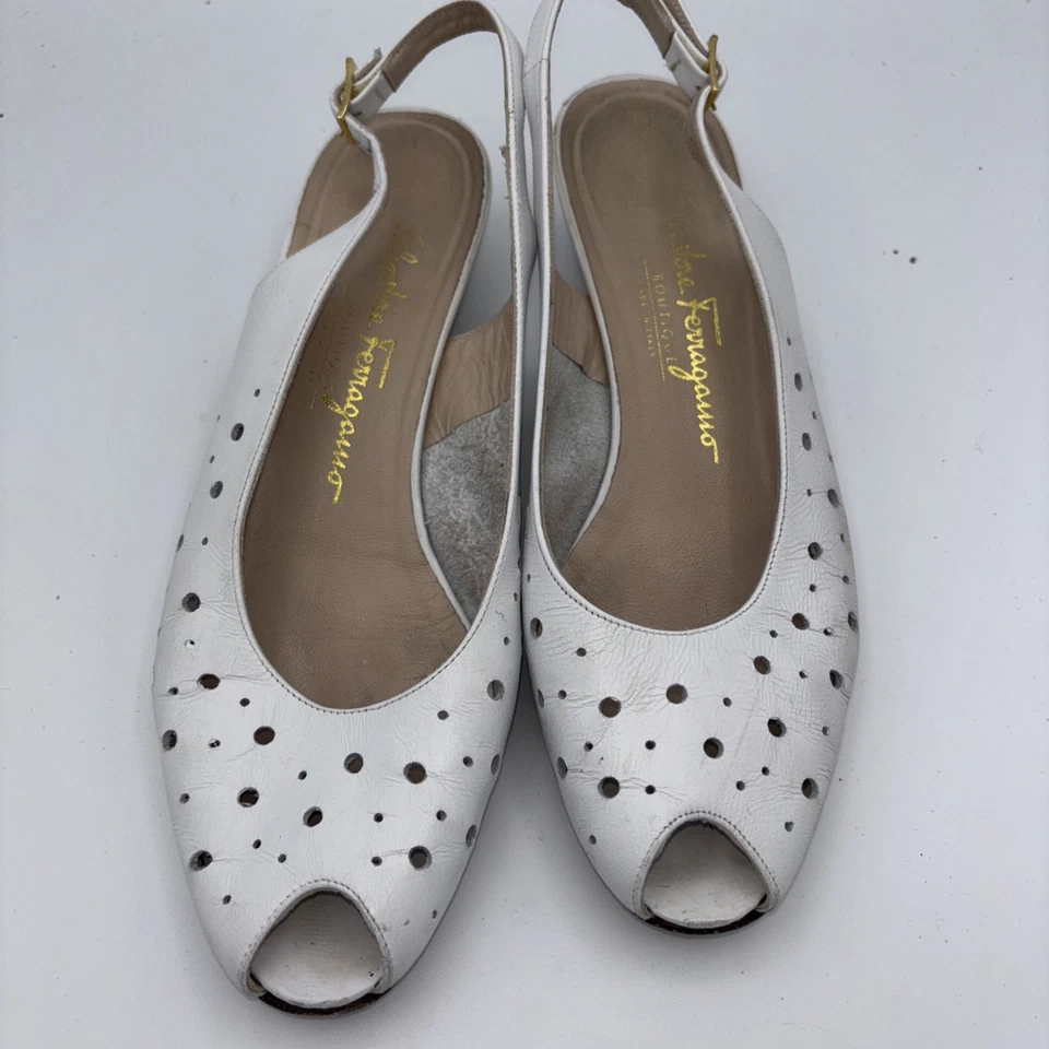 Sandalias blancas perforadas Salvatore Ferragamo Boutique Peeptoe Slingback para mujer 8B Foto 2 de 4