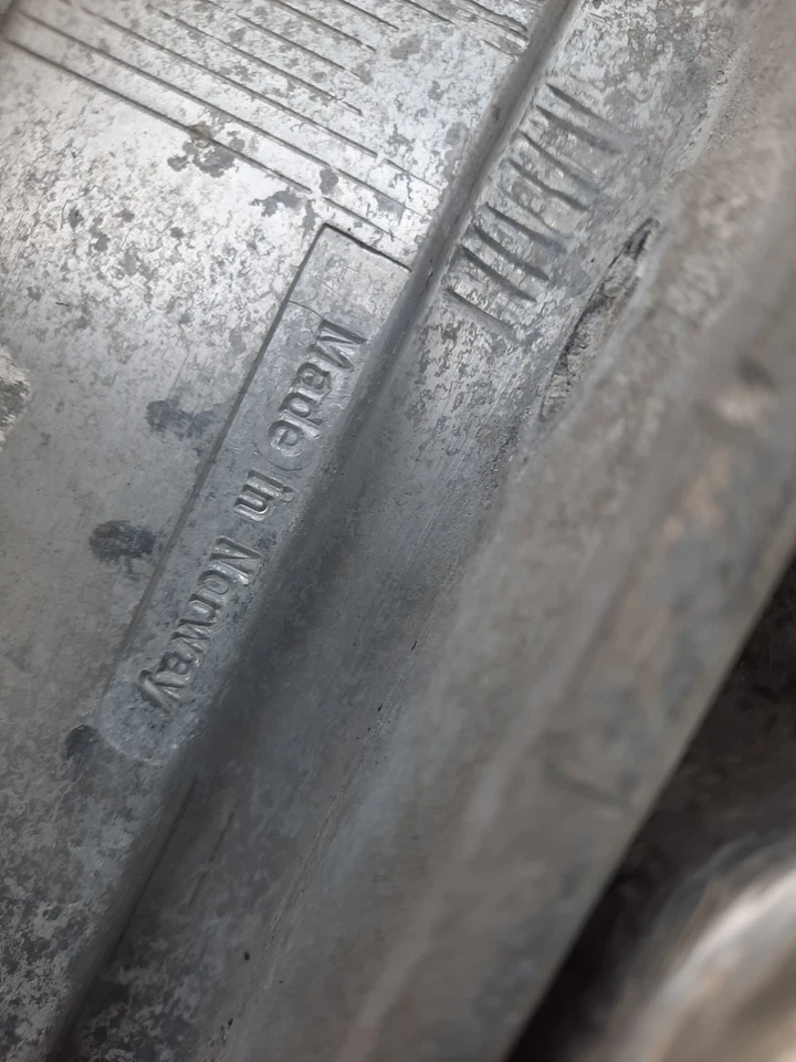 01-04 PORSCHE 911 996 CARRERA REAR BUMPER IMPACT CRASH BAR With Shocks And Bolts - image 2 of 4