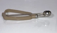 Vintage Rubbermaid Stainless Melon Baller With Almond Plastic Handle - 1-1/4 in