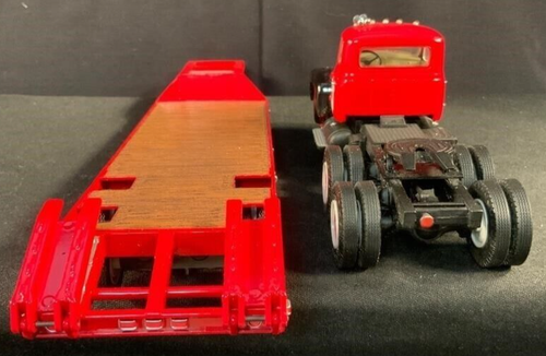 First Gear International 1959 IH O'Neill Bros. Tractor w/ Lowboy Trailer 19-2516 - Picture 7 of 8