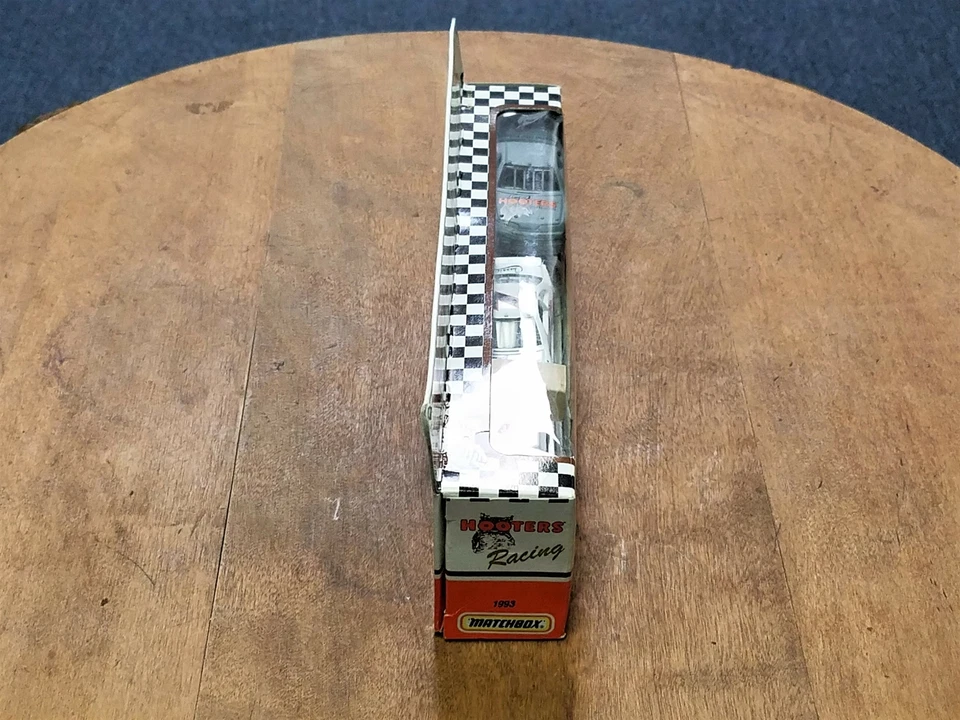 1990-93 Matchbox Super Star Team Convoys 1:64 #7 Alan Kulwicki/Hooters 1993 - Image 2 of 4