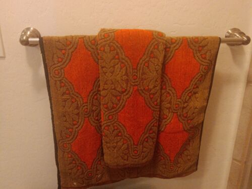 Vintage Bath Towels 1960s/70s Bold, "Royalty" By Town house Made In British Hong - Picture 1 of 3