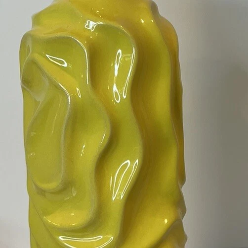 Jarrón cilíndrico redondo de cerámica Urban Trends lados arrugados amarillo brillante Foto 3 de 4