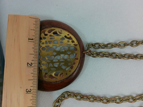 Collana catena lunga vintage ottone ritaglio asiatico grosso disco legno mod boho GRANDE ciondolo - Foto 7 di 17
