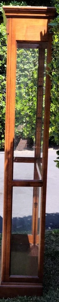 Fabuloso gabinete vitrina de madera y vidrio Howard Miller - En muy buena condición - precioso Foto 2 de 4