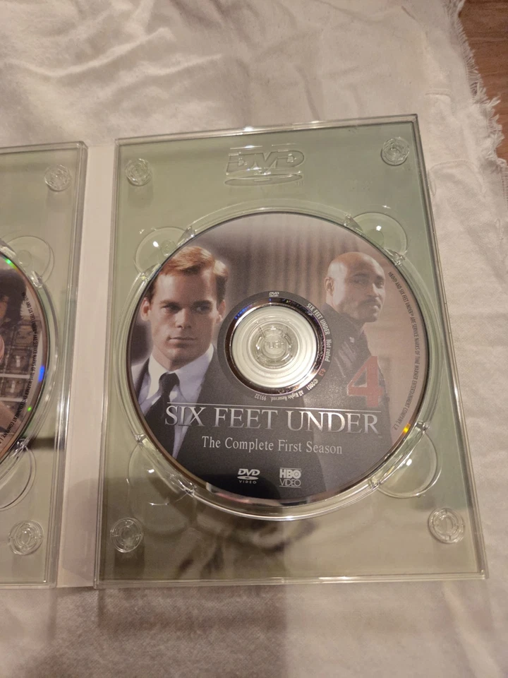 Six Feet Under Complete 1st Season. 4 DVD Set. - Image 4 of 4